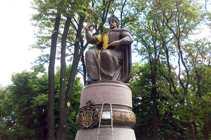 В Полтаве облили краской открытый Порошенко памятник Мазепе