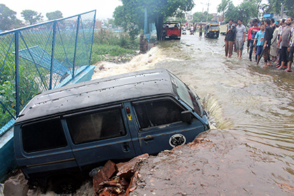 Из-за наводнений в Индии и Непале пострадали 1,6 миллиона человек