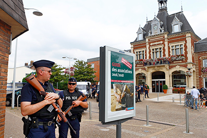 Один из нападавших на церковь во Франции ранее отсидел год за терроризм