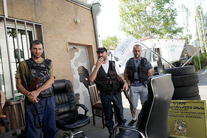 Оппозиция потребовала предоставить захватчикам здания МВД в Ереване еду