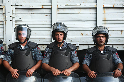 Полиция разогнала демонстрантов у здания полка ППС в Ереване