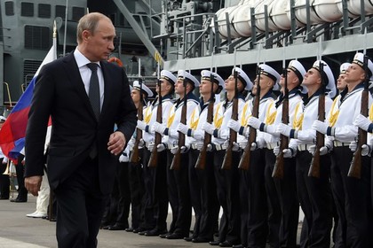 Путин поучаствовал в параде в честь Дня ВМФ