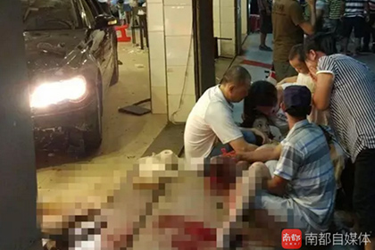 Пьяный китайский чиновник врезался в заполненный посетителями ресторан