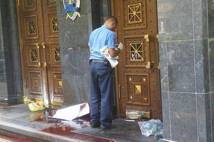 Сторонники подозреваемых в убийстве Бузины облили кровью здание Генпрокуратуры