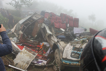 В результате падения автобуса с обрыва в Непале погибли 15 человек