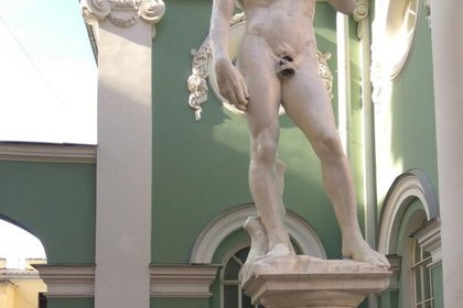В Санкт-Петербурге наготу статуи Давида прикрыли кепкой