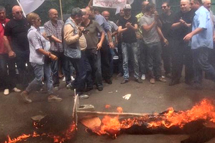 В Тбилиси ради восстановления справедливости сожгли чучело Саакашвили