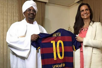 Бизнесвумен подарила президенту Судана футболку с фальшивым автографом Месси