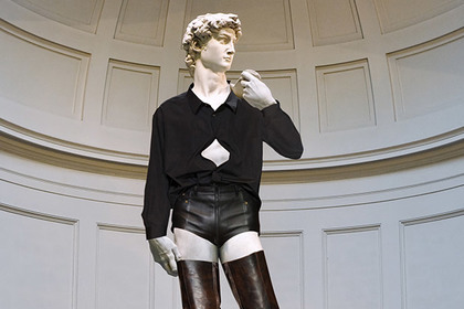 Блогеры из США предложили одеть копию статуи Давида в кожаные шорты