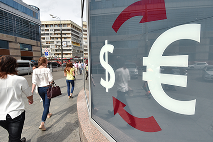ЦБ резко опустил курсы доллара и евро