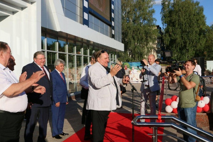 Депардье открыл культурный центр своего имени в Саранске