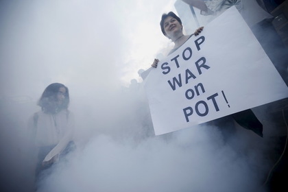 Грузинские сторонники легализации марихуаны устроили потасовку с полицией