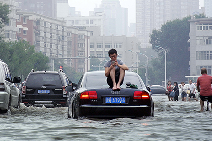 Китайские торговцы продадут испорченные наводнением продуктов