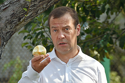 Медведев назвал непростым решение раздать пенсионерам по пять тысяч рублей
