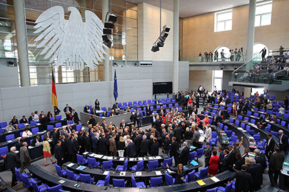 Немецкие журналисты потребовали назвать купивших серебряные карандаши депутатов