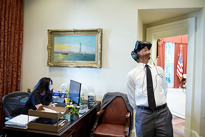 Обама в очках виртуальной реальности стал героем фотожаб