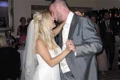 Обманутая мужем британка выставила на eBay свадебное платье для оплаты развода