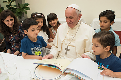 Папа Римский отобедал с сирийскими беженцами в Ватикане