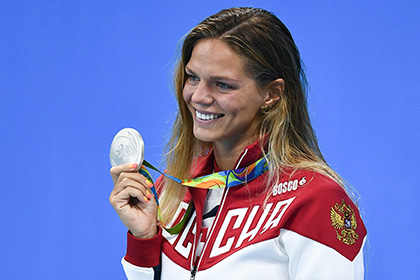 Пловчихе Ефимовой предложили золотой телефон вместо медали