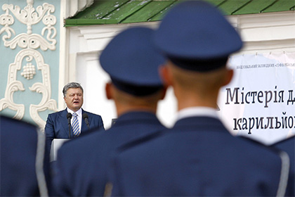 Порошенко открыл военный парад в Киеве стихами Маяковского