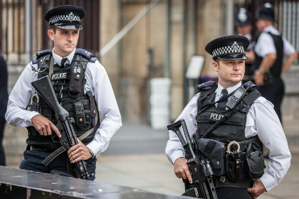 При нападении преступника с ножом в Лондоне погиб человек и еще 5 ранены