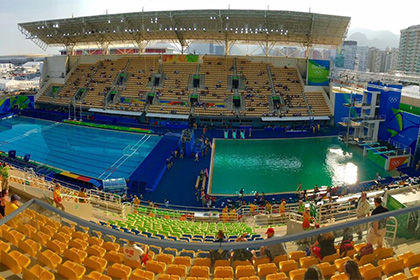 Прыгуны в воду испугались зеленой воды в олимпийском бассейне