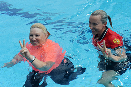 Российские синхронистки искупали тренера сборной в бассейне в честь победы на ОИ