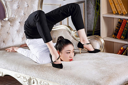 Самая гибкая женщина Китая показала растяжку в фотосессии на каблуках
