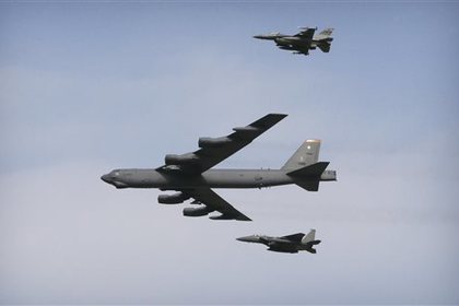 СМИ узнали о приближении бомбардировщиков B-52 к новым базам России в Арктике