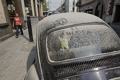Улицы Мехико покрылись пеплом из-за Попокатепетля