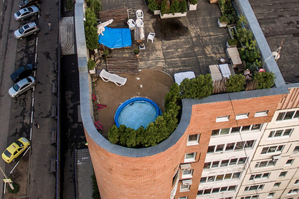Устроивший курорт на крыше многоэтажки житель Красногорска стал героем соцсетей