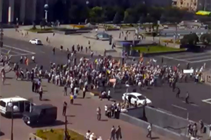 В Киеве с криками «Банду геть!» перекрыли Крещатик