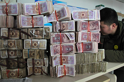 В Китае арестовали напечатавшего свыше 1,5 миллионов долларов фальшивомонетчика