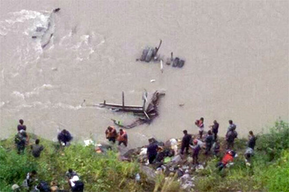 В Непале автобус сорвался в реку со стометровой высоты