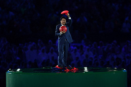 Японcкий премьер выбрался из водосточной трубы в костюме Марио