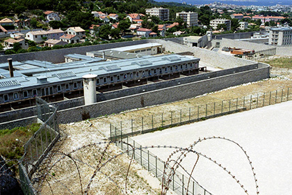 Заключенный в тюрьме во французском городе Ле Ман захватил заложников