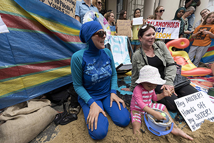 Женщины в бикини и буркини провели акцию протеста у посольства Франции в Лондоне