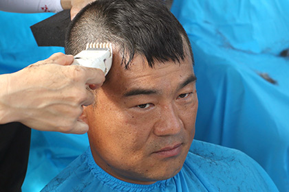 Жители Южной Кореи начали брить головы в знак протеста против американской ПРО