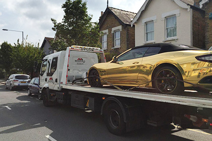 Золотой Maserati без страховки эвакуировали в Лондоне