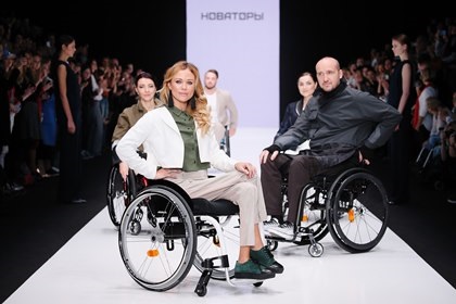 На подиуме MBFW Russia появились модели в инвалидных колясках