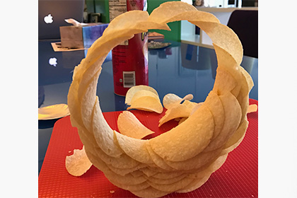 Пользователи сети увлеклись строительством фигур из чипсов Pringles