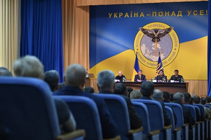 Порошенко заметили на фоне пронзающей Россию мечом украинской совы-разведчицы