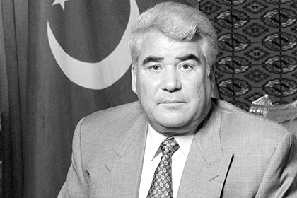 Президент Туркменистана наградил покойного Туркменбаши орденом