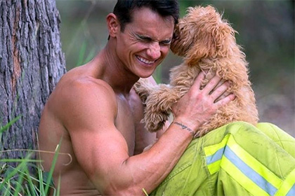 В Австралии выпустили календарь с обнаженными пожарными и щенками