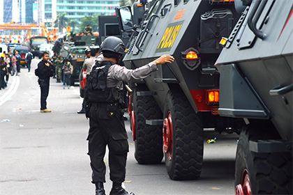 В Джакарте сторонник ИГ напал с ножом на полицейских