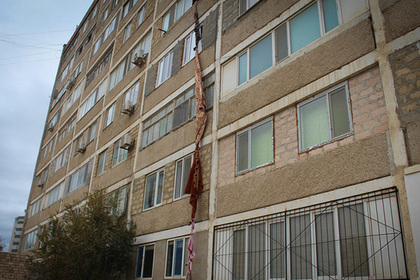 Вор в Казахстане спустился с пятого этажа по связанным коврам