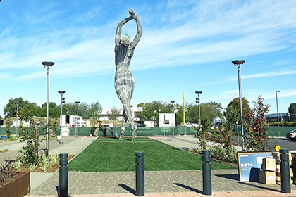 Жители Калифорнии негодуют из-за гигантской статуи голой женщины