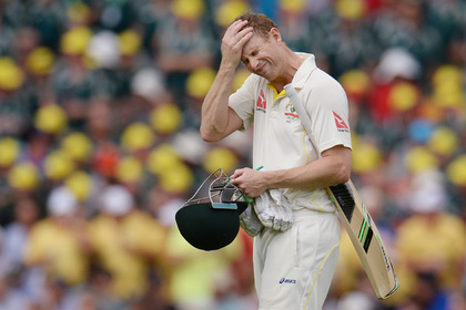 Австралийского игрока в крикет увели с поля после попадания мяча в голову