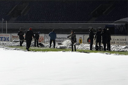 Болельщики «Шинника» и заммэра Ярославля очистили поле от снега перед матчем ФНЛ