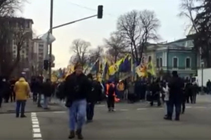 Бойцы «Азова» с криками «Слава Украине!» пошли маршем к резиденции Порошенко